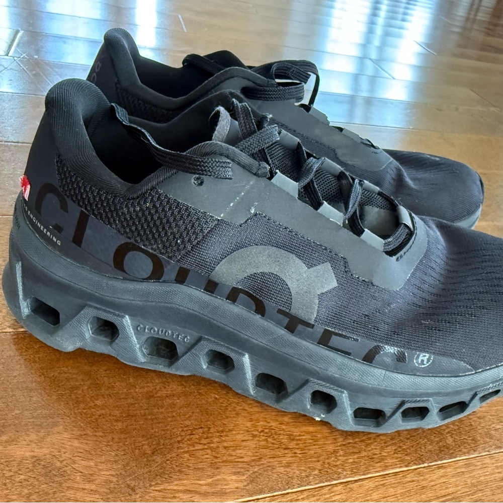 On Running Men's Black Athletic Shoes on cloud women size 6